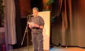 Über blaue Blumen, ein braunes Sofa und die Kunst des Erinnerns