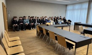Rechtsunterricht praxisnah: Ein Besuch der Klassen 11a und 11c im Gerichtssaal